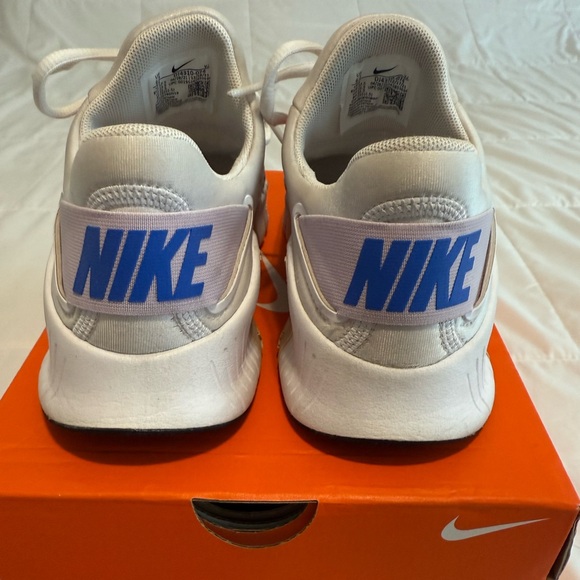 Nike Women’s Metcon 4 Sneakers - Printed White Black - Picture 5 of 6